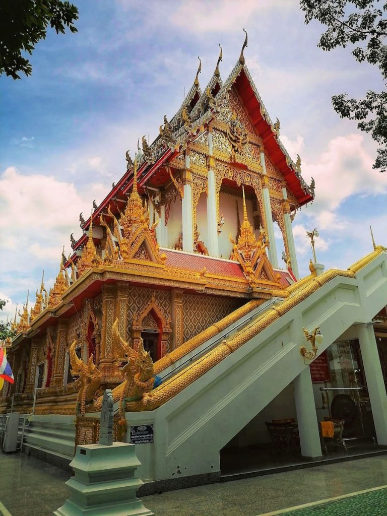 Ce Wat Lo Sutthawat construit en 1867 se situe dans la cours d'une école