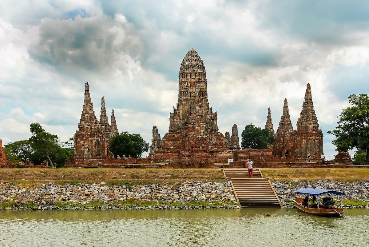 Le Wat Chaiwatthanaram fait partie des 3 principaux temples qu'on peut découvrir en barque, sur le Chao Phraya, au coût de 1000 THB par barque.