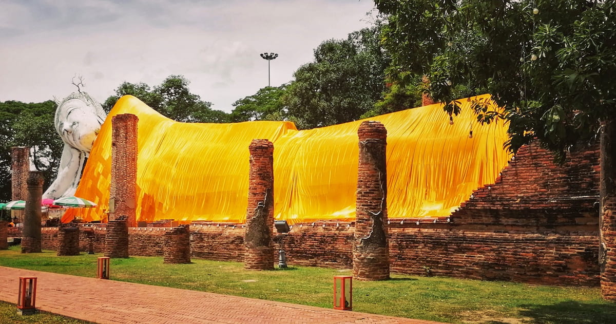 Construit lors de la période Ayutthaya, ce gigantesque bouddha couché de 50 m bouddha était autrefois abrité dans un Viharn.