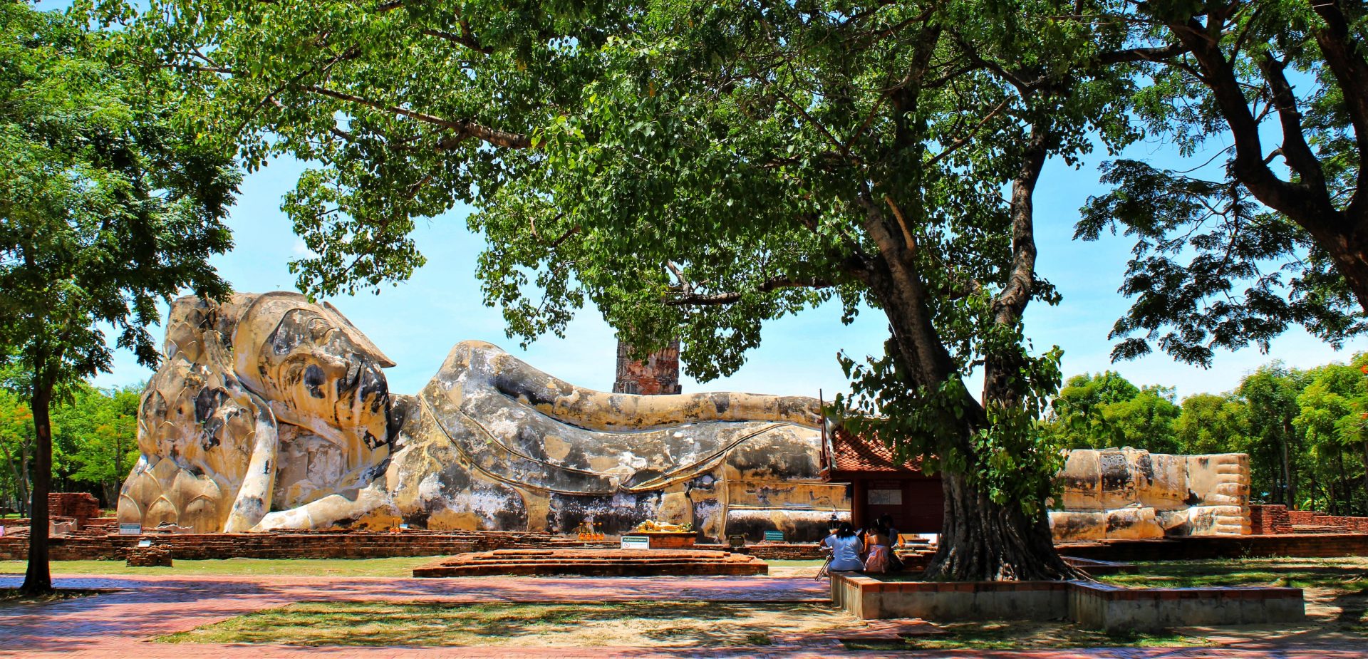 Ce grand Bouddha couché, en brique recouvert de plâtre, mesure 29 mètres de long se situe sur un site en plein air.