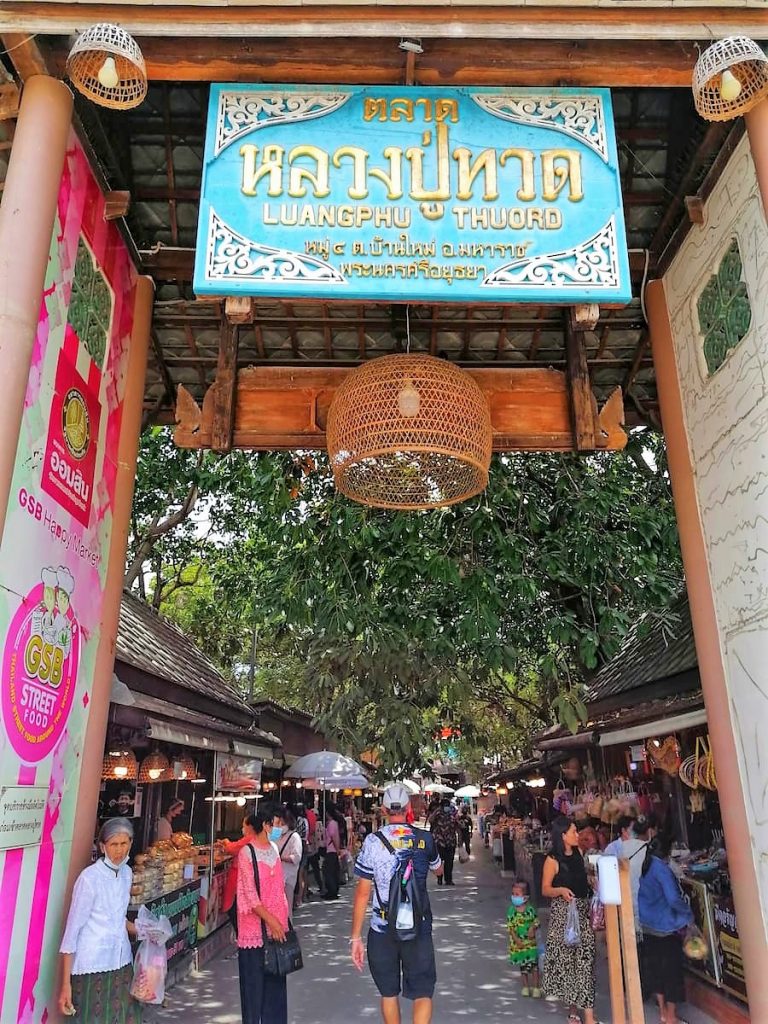 petit marché local au Maharat Park d'Angthong