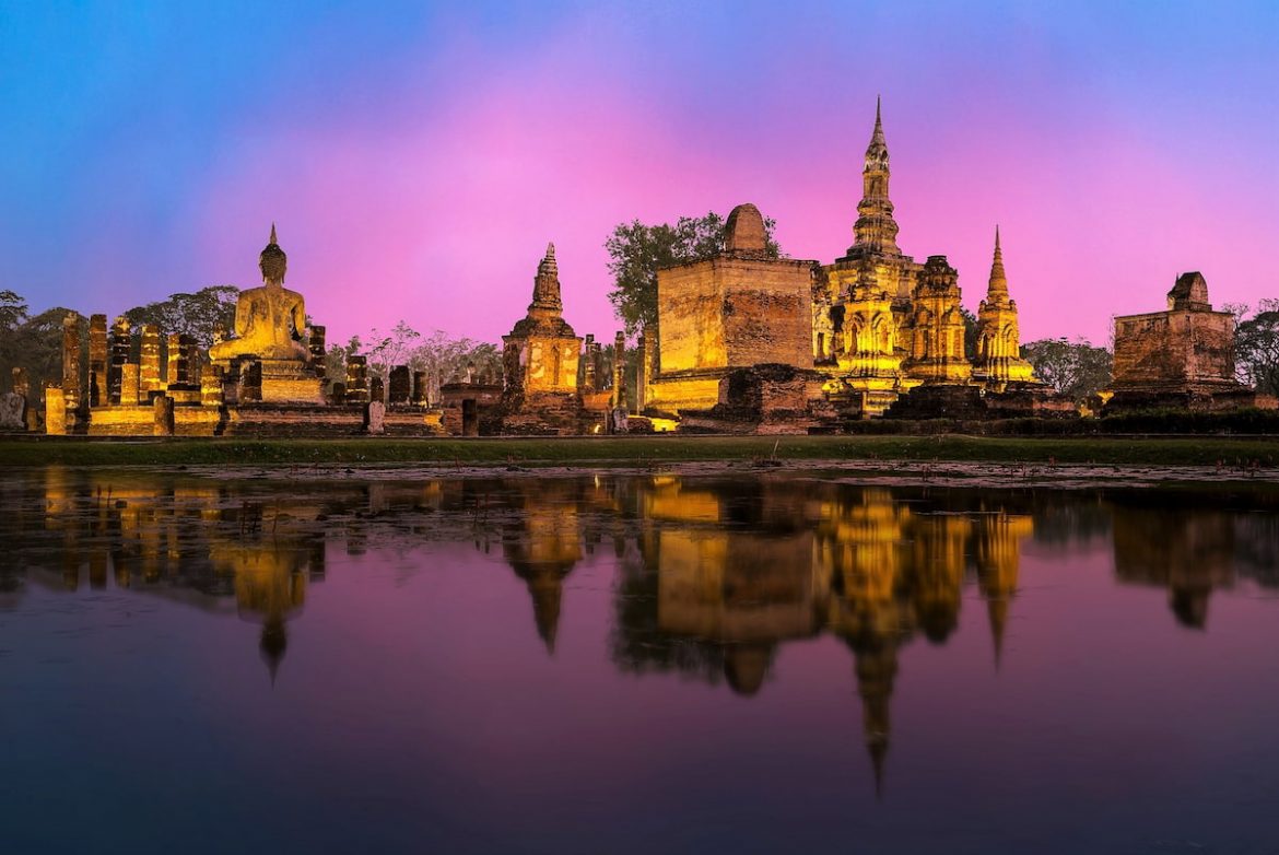 À la tombée de la nuit, l'ambiance est encore plus magique à Ayutthaya