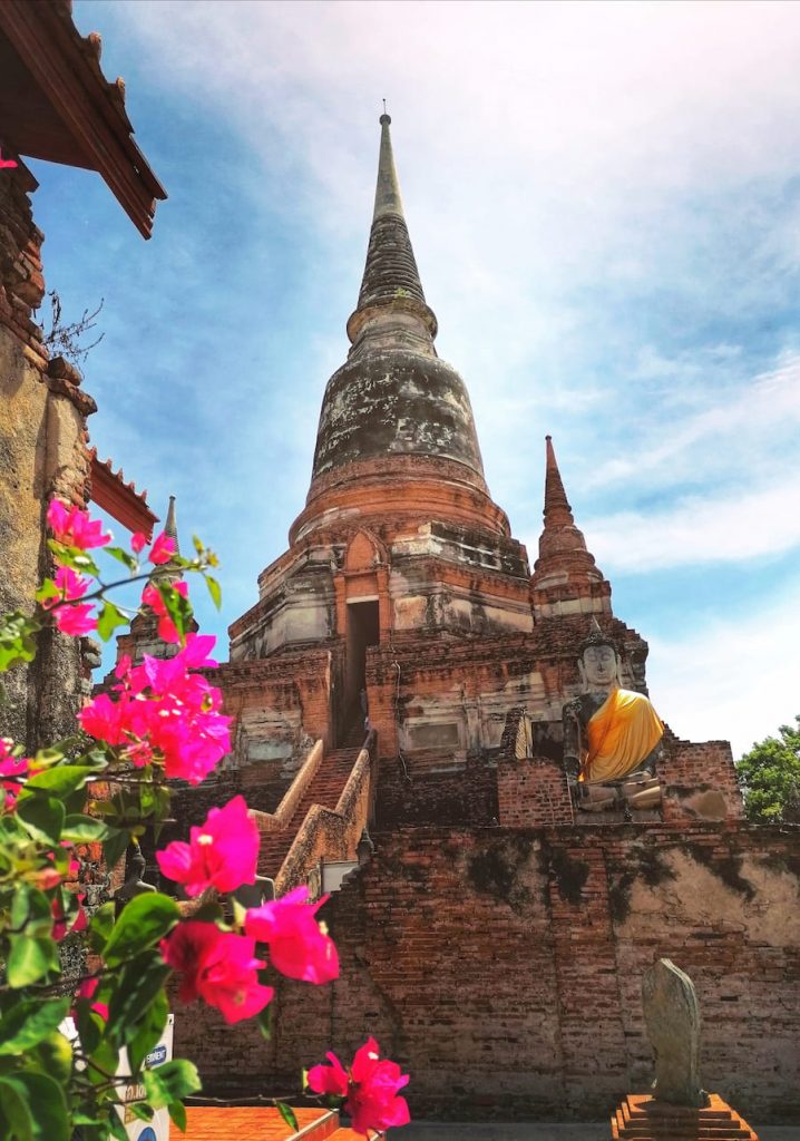 En haut de l'escalier du chedi, du Wat Yai Chai, en forme de cloche de 60 mètres de haut, on peut faire le tour ainsi qu'une offrande.