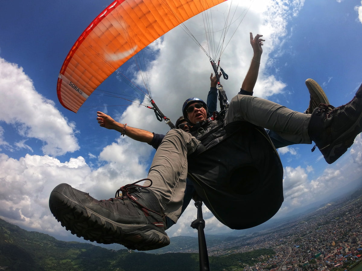 Quelle extraordinaire expérience de faire du parapente au Népal, un premier vol pour moi. À refaire, ailleurs sur la planète!