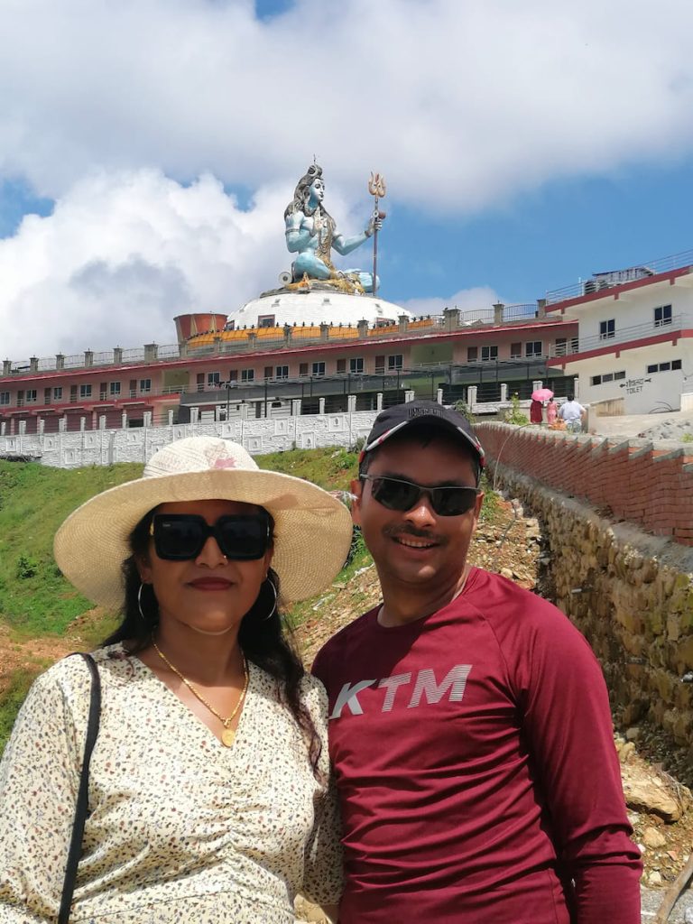 Notre guide Rajendra Thapa de Nepal Gateway Trekking et son épouse, devant le temple de Shiva