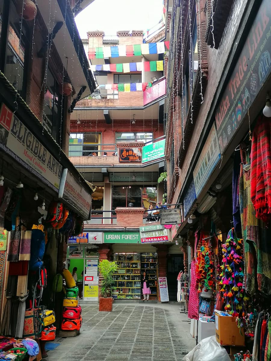 C'est le quartier idéal pour flâner devant les nombreux commerces, et surtout faire vos derniers achats avant de partir en trekking ou de visiter le Népal.