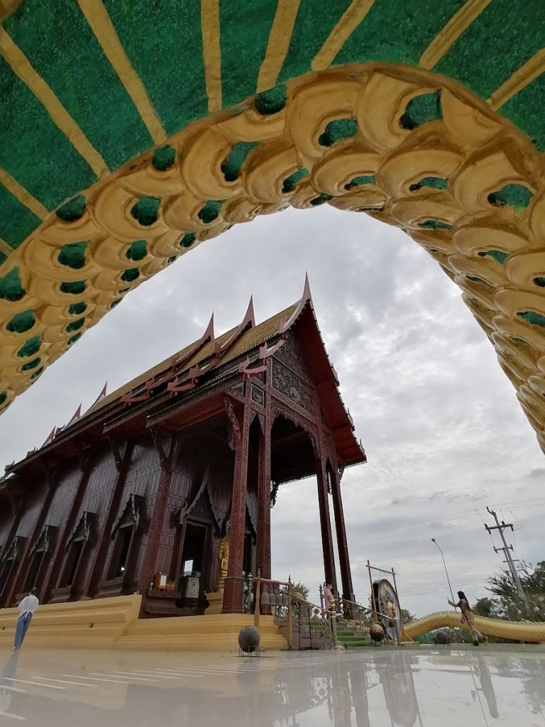 Le Wat Ao Noi sur le bord de mer, est un beau temple en tek avec un très bel intérieur.