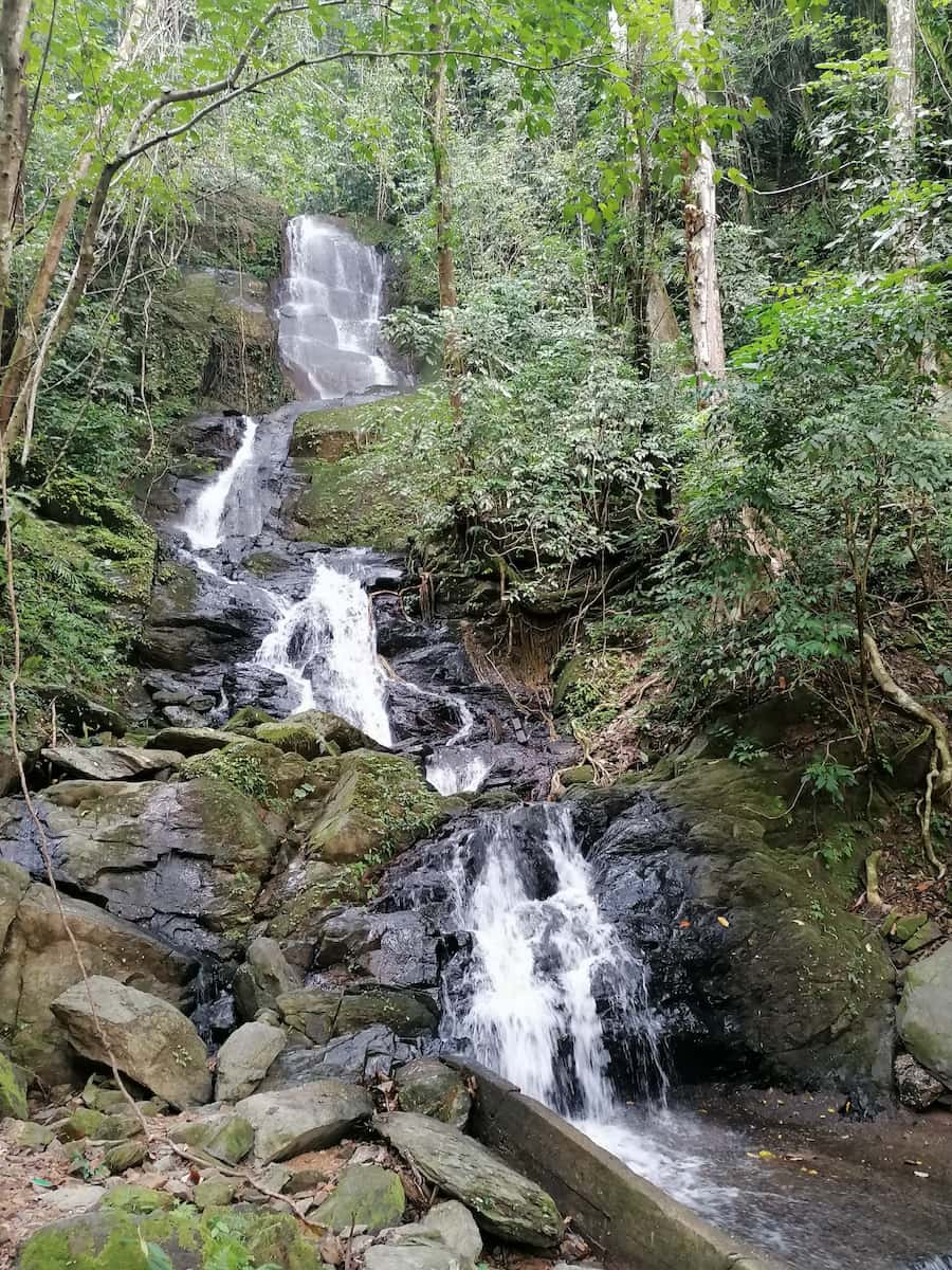 Une cascade au bord de la route pour changer, Mae Yai Waterfall, pas besoin de crapahuter!