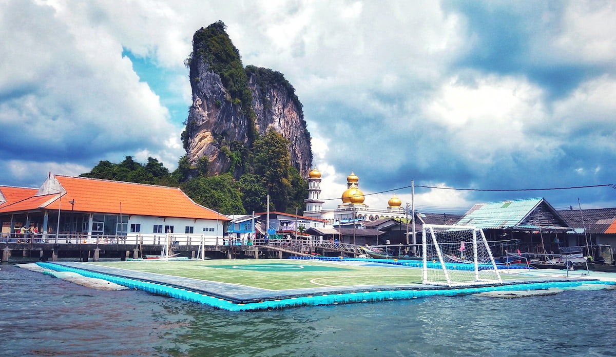 Koh Panyee et son célèbre terrain de football dans la mer