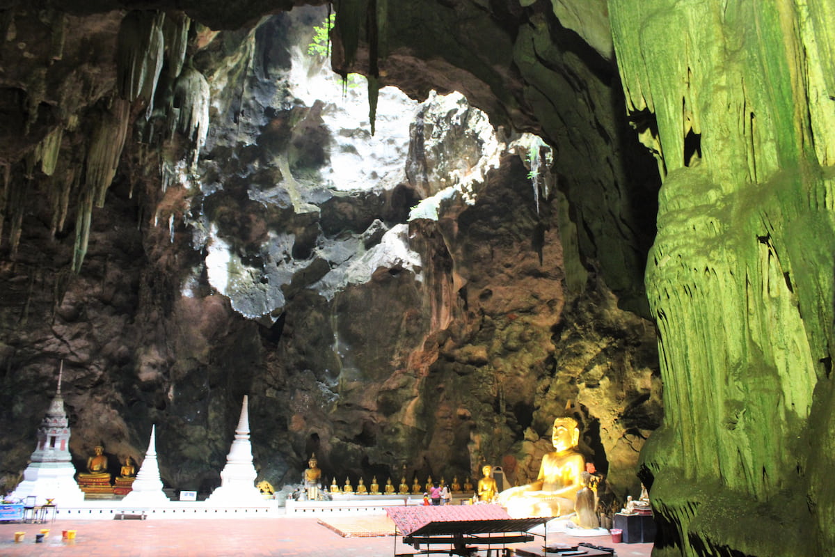 Cette grotte Tham Khao Luang est bien intéressante, à ciel ouvert, avec un bouddha couché, stalactites et stalagmites