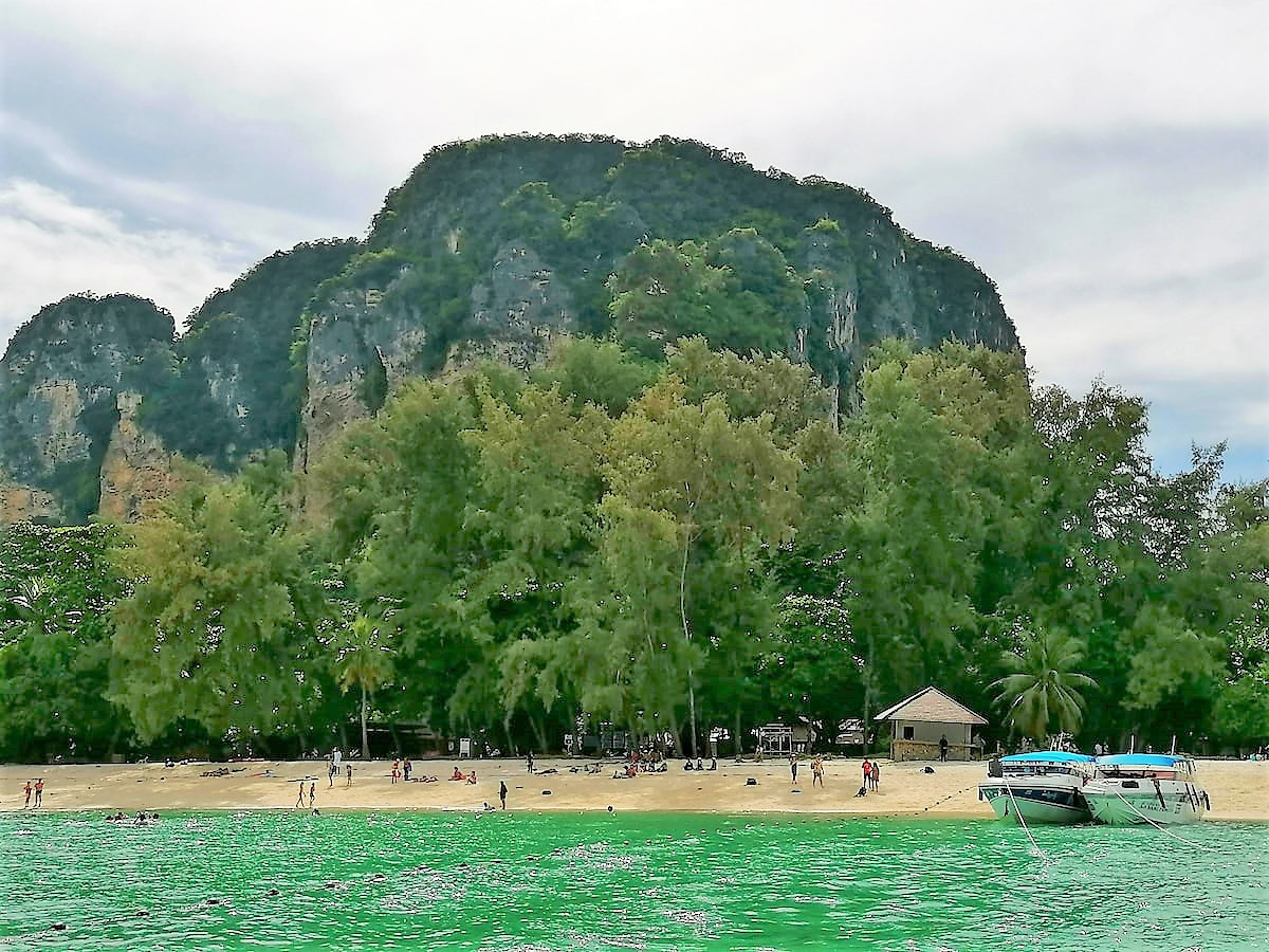 Falaises escarpées, sable blanc ou jaune, eau limpide,, bienvenue aux îles de Krabi-Ao Nang- Phang Nga