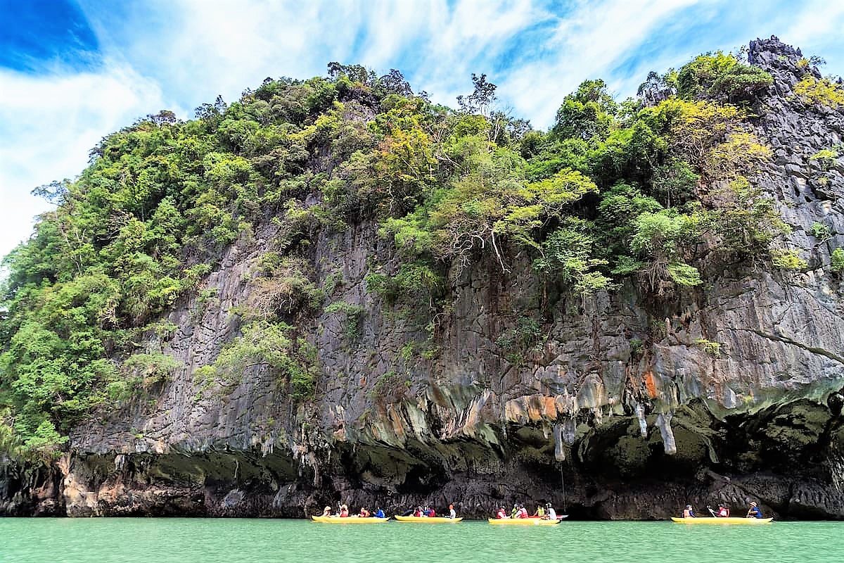 Le kayak est une très belle activité pour passer au plus des falaises et rochers de Phang Nga