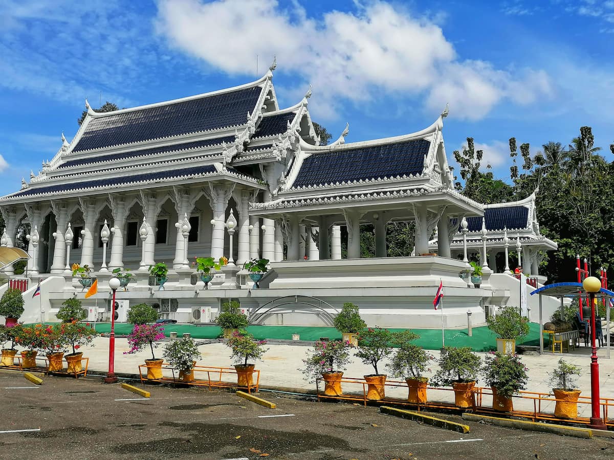 Le temple Kaeo Korawaram n'est pas très ancien, mais il est très beau 