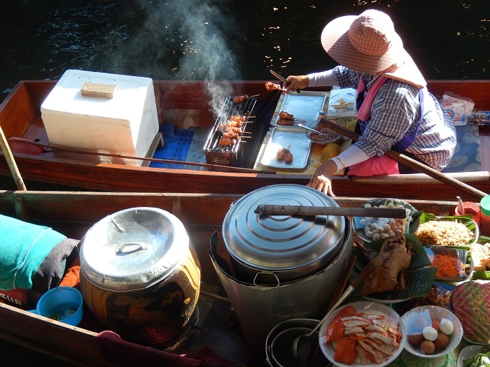 Damnoen Saduak, tout se cuit et se vend sur les barques. Les prix sont des prix à touristes!