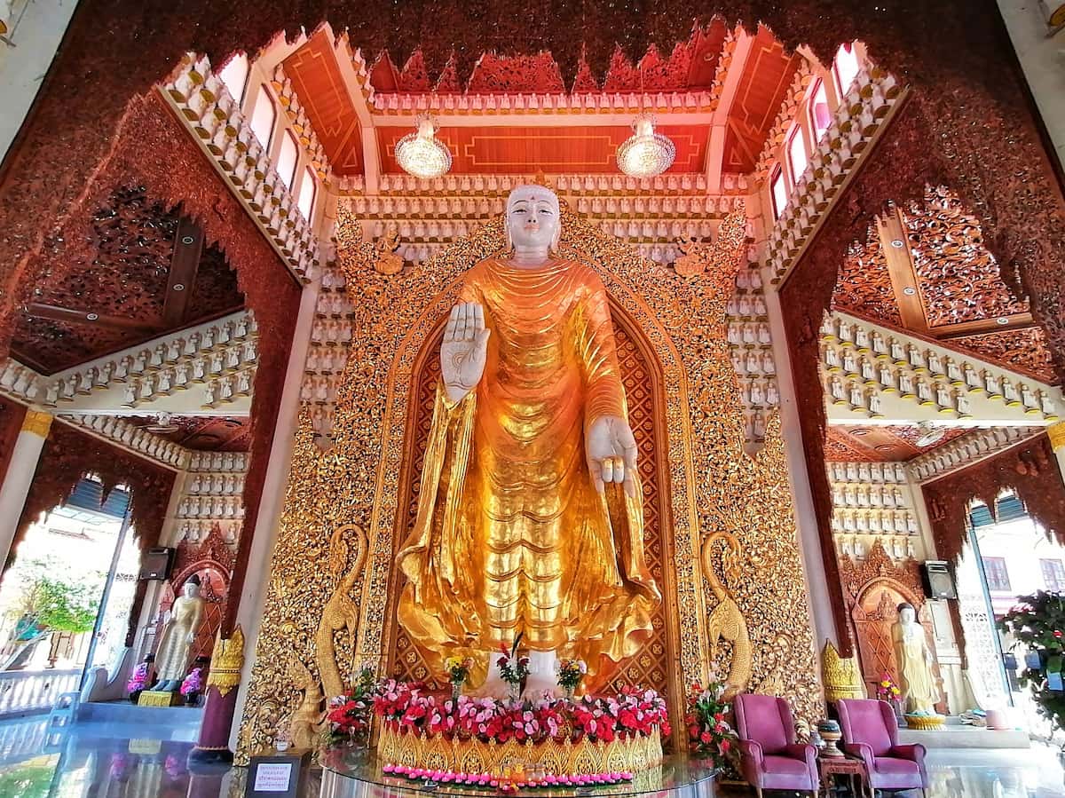A l'intérieur se dresse une imposante statue dorée de Bouddha, les paumes vers l'extérieur en signe de paix. 