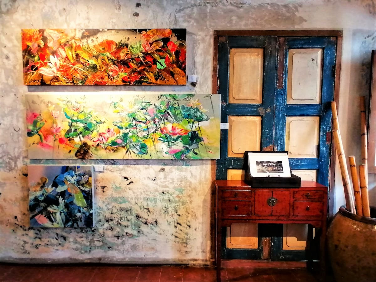 Le Coffee Atelier expose dans une maisonnette d'époque, des peintures d'artistes malaisiens.