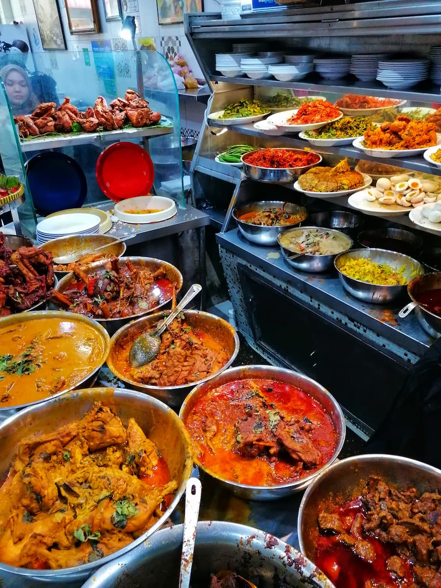 La diversité des plats, la couleur, la saveur, les nombreuses épices, font de la cuisine de Penang, un paradis pour foodies!