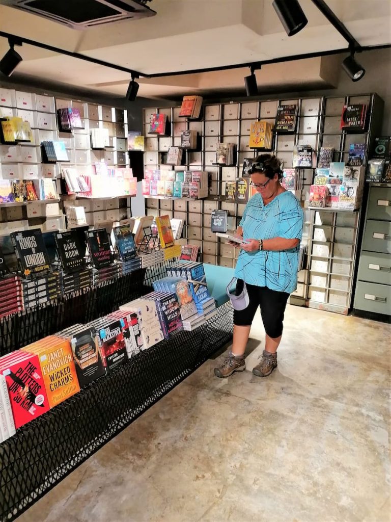 Ne ratez pas le magasin de livre BookXcess Kong Heng au coin de Concubine Lane. Ce magasin se situe dans une ancienne banque. Au sous-sol, les livres sont exposés dans la salle des coffres forts, pour le moins original.