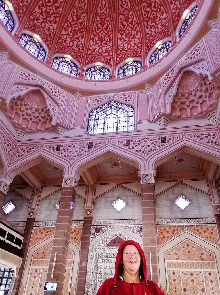 L'Imposante mosquée rose de Putra est magnifique, ainsi que le jardin attenant est magnifique.