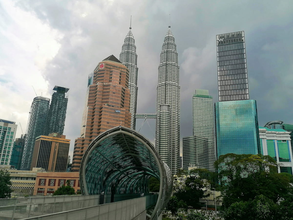 Magnifique ville de Kuala Lumpur avec les célèbres tours jumelles Petronas.