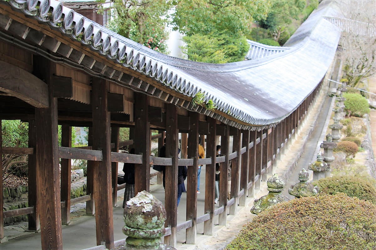 le Kibitsu Shrine, ce dernier est considéré comme un trésor national, avec son magnifique chemin couvert.