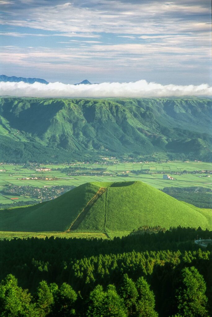Ne ratez surtout pas le volcan Komezuka très vert en cette saison (derrière le musée).