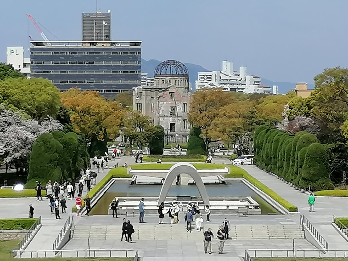 Le Mémorial de la paix d’Hiroshima (Dôme de Genbaku) au patrimoine mondial de l’UNESCO depuis 1996, symbolise à lui seul toute l'horreur générée par la bombe atomique. Après l’explosion, cette chambre de commerce était l’un des rares bâtiments a resté quelque peu debout, mais en ruines.