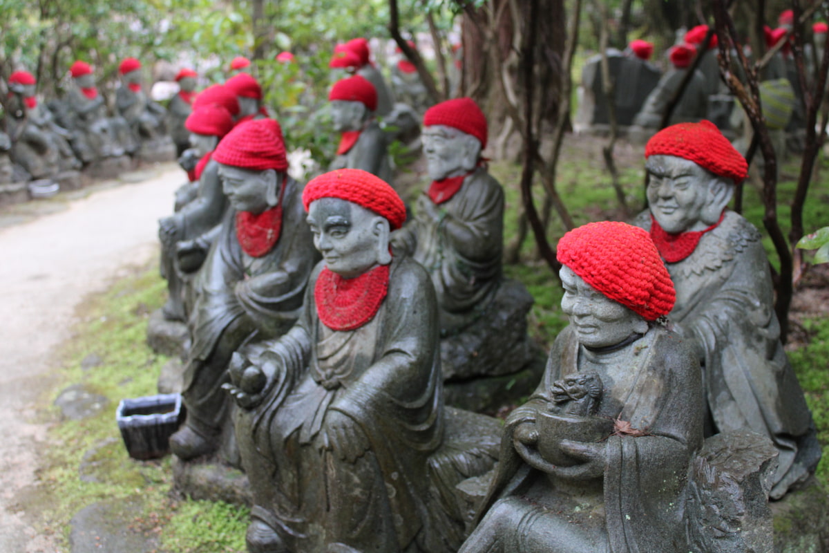 Ne ratez pas les 500 statuettes au bonnet rouge, disciples de Bouddha, assistez à la bénédiction par les moines, etc. 