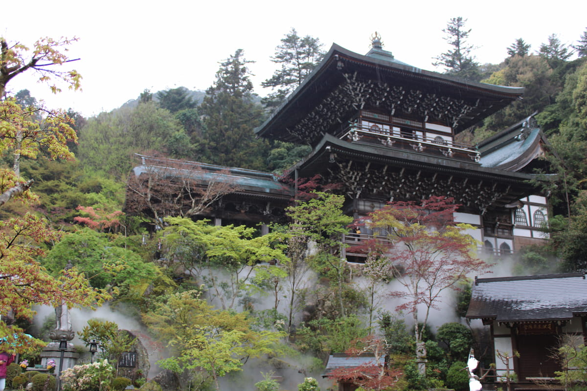 Le Daiso-In temple se situe sur plusieurs niveaux, avec plusieurs temples, tori, bouddha, moulins à prières, grandes statues, et de nombreuses marches.