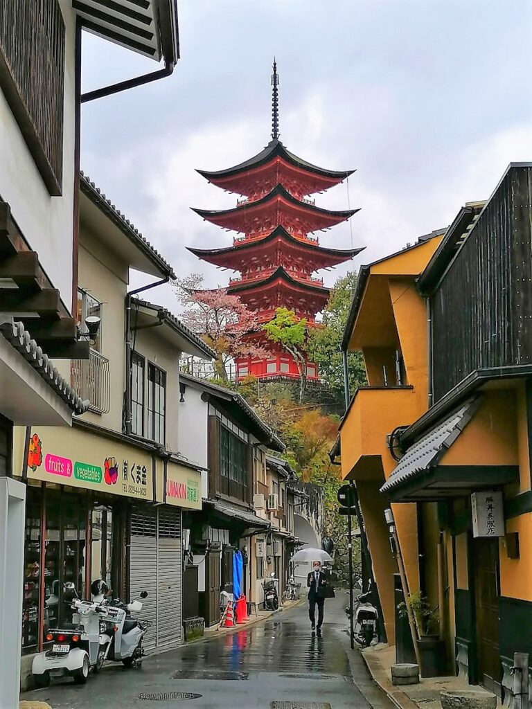 Senjokaku Hall date du XVIe ainsi que la grande pagode colorée à 5 étages est visible de loin, mais elle ne se visite pas. À l’origine, ce pavillon du XVIe devait permettre aux moines de s’isoler.