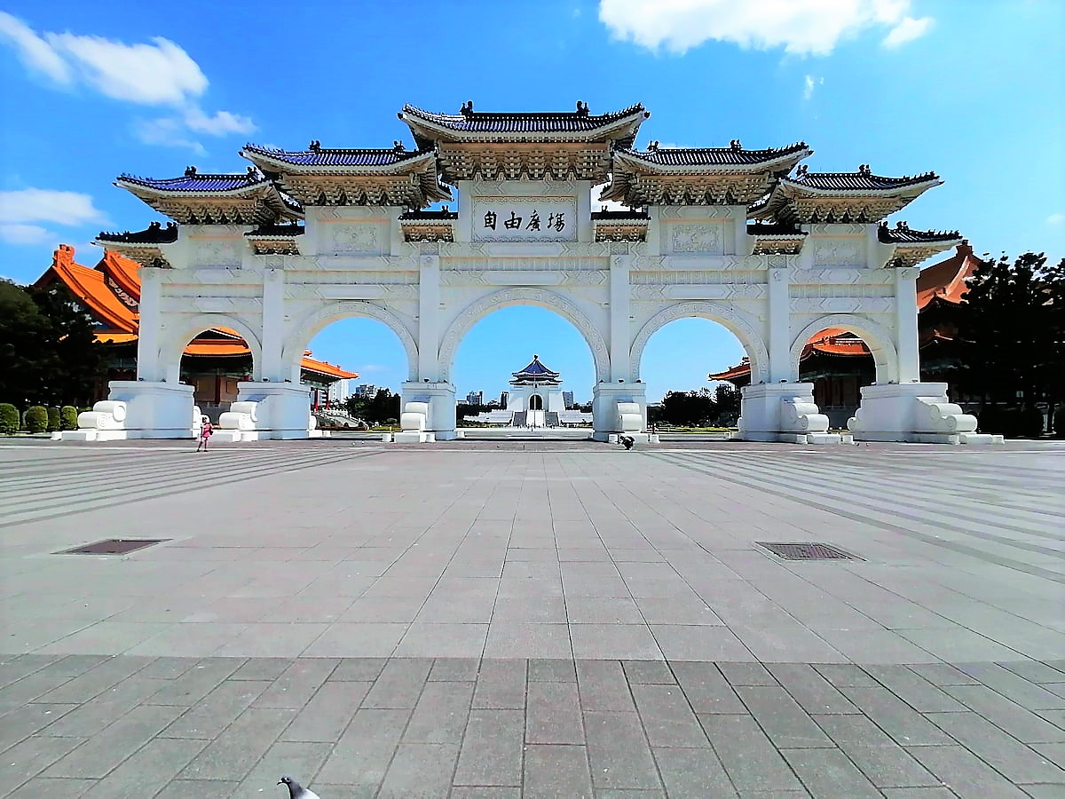 L'immense monument à la gloire de Chang Kai Chek. 