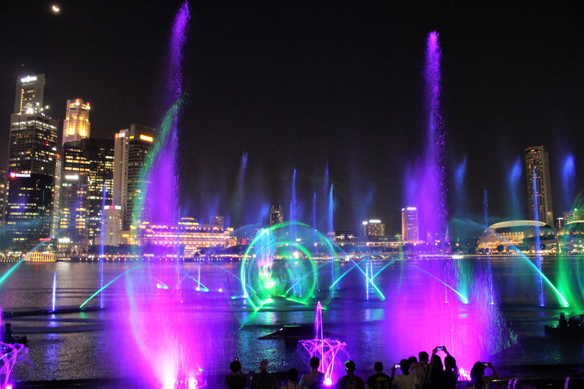 Magnifiques jeux de lumières en musique, avec fontaines et laser, devant Marina Bay Sands.