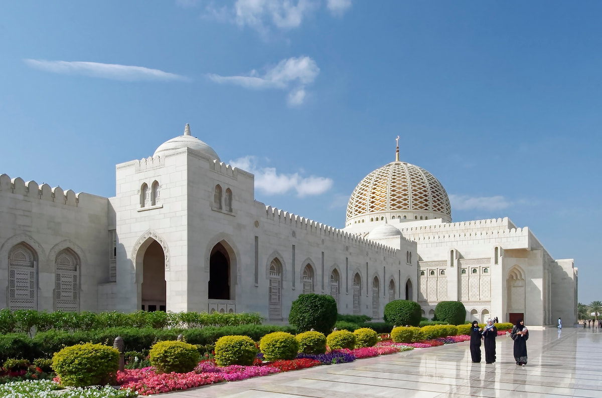 L'impressionnante mosquée du Sultan Quboos est un havre de paix avec de très beaux jardins.