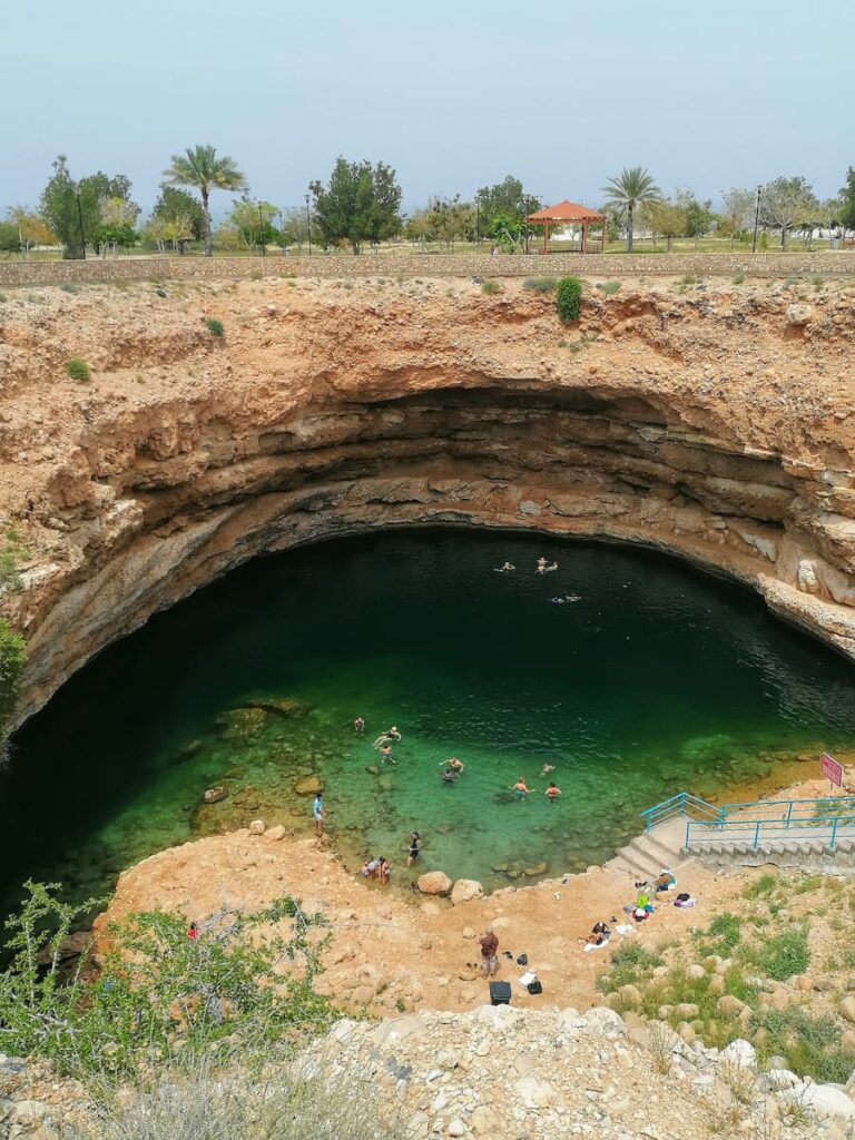 Bien que Bimmah Sinkhole soit aménagé, son accès est gratuit. On peut se changer sur place pour aller nager. Ce gouffre rempli d’eau est facile d’accès.