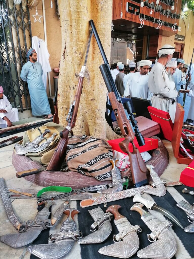 Fusils, armes automatiques, en pleine rue, tout passe de main en main. Il y a aussi des boutiques d’armes dans le souk. Beaucoup de Kandjar, poignard traditionnel, sont aussi en vente, même dans des coffrets de collection.