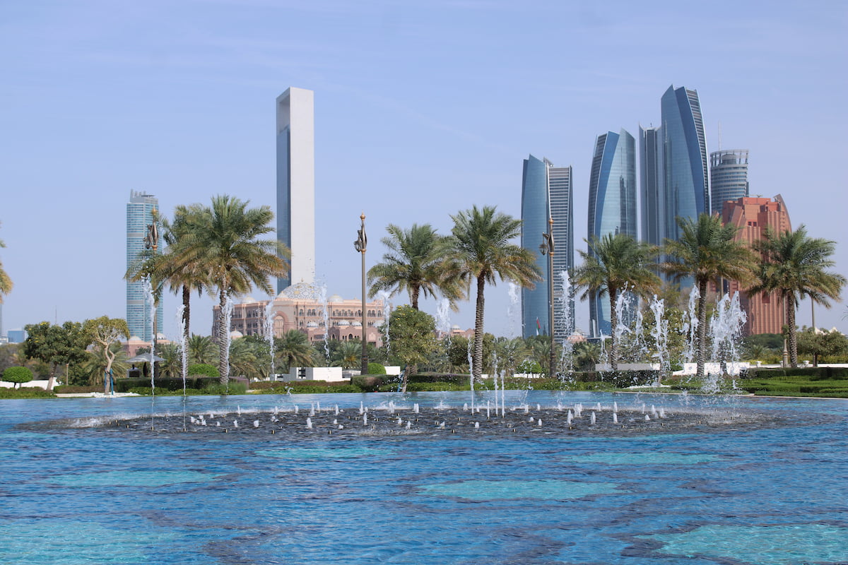 Cette ville moderne d'Abu Dhabi en plein essor avec son respect de la tradition et son élégance, ne laisse personne indifférent.