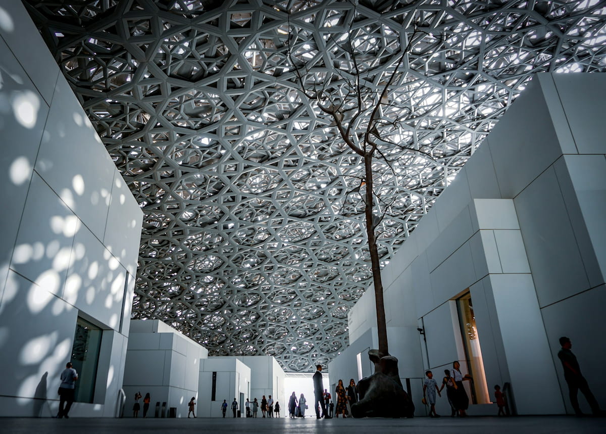 Le plafond dôme du musée Le Louvre, en forme de toile de 7,5 tonnes, permet au soleil de filtrer à travers l'espace. 