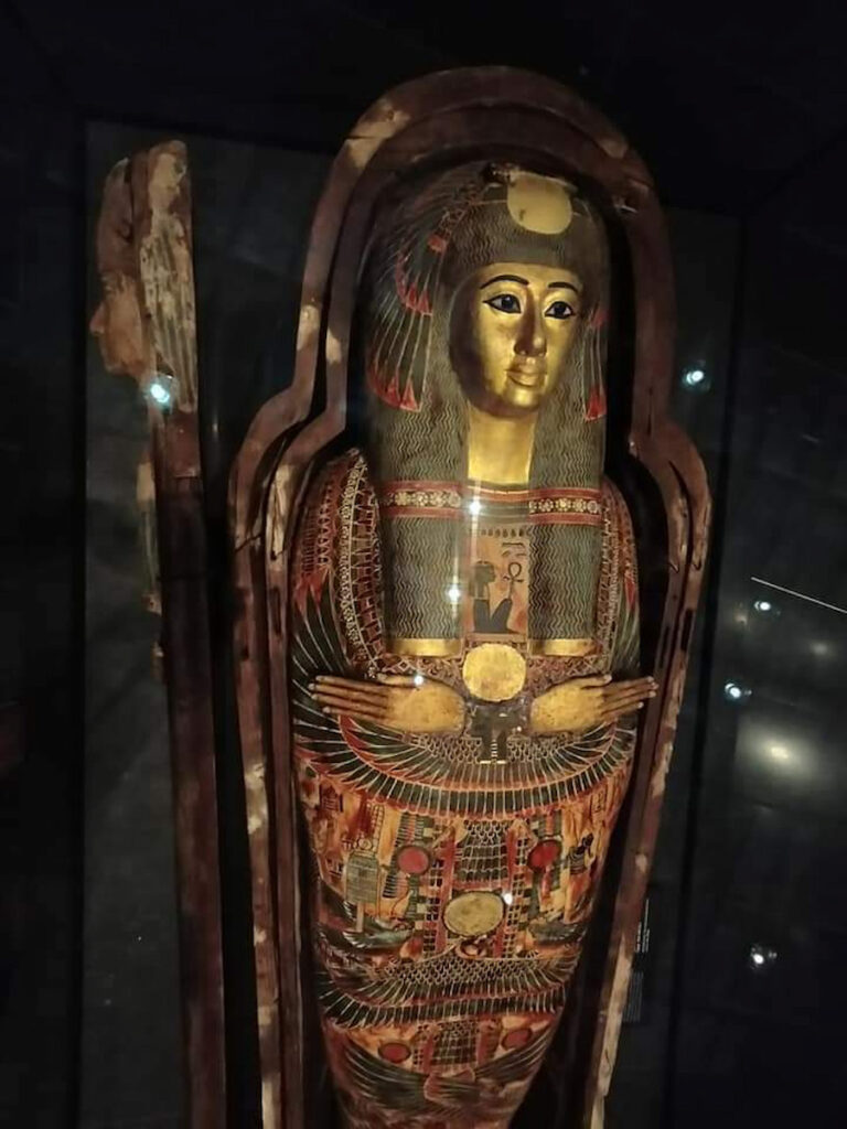 Les artefacts et autres momies égyptiennes sont des incontournables à voir dans le musée du Louvre d'Abou Dabi.