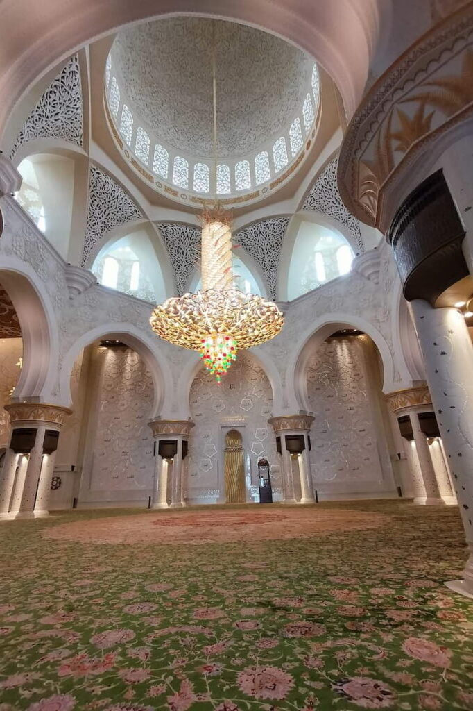 Le sol des salles de prière est décoré du plus grand tapis noué à la main au monde (42 tonnes) et le plus grand lustre du monde (15 m de haut et pèse 12 tonnes) composé de milliers de cristaux Swarovski colorés.