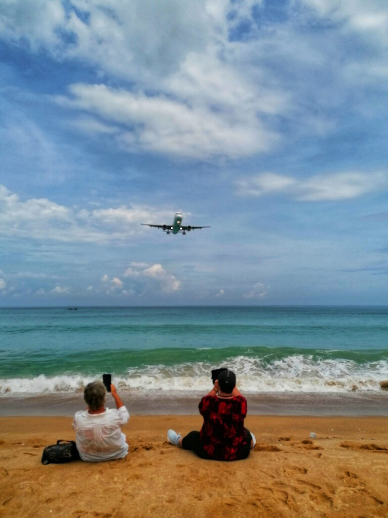 Encore une plage sans fin, Mai Khao Beach. Les avions font froid dans le dos...