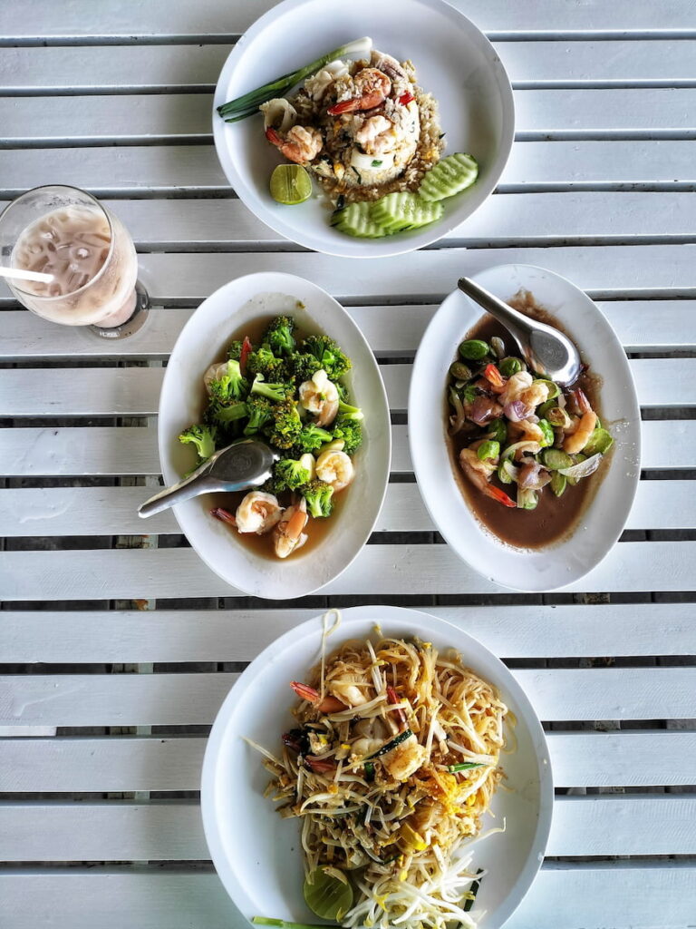 Comme la nourriture est très bon marché, on commande plusieurs plats à partager.