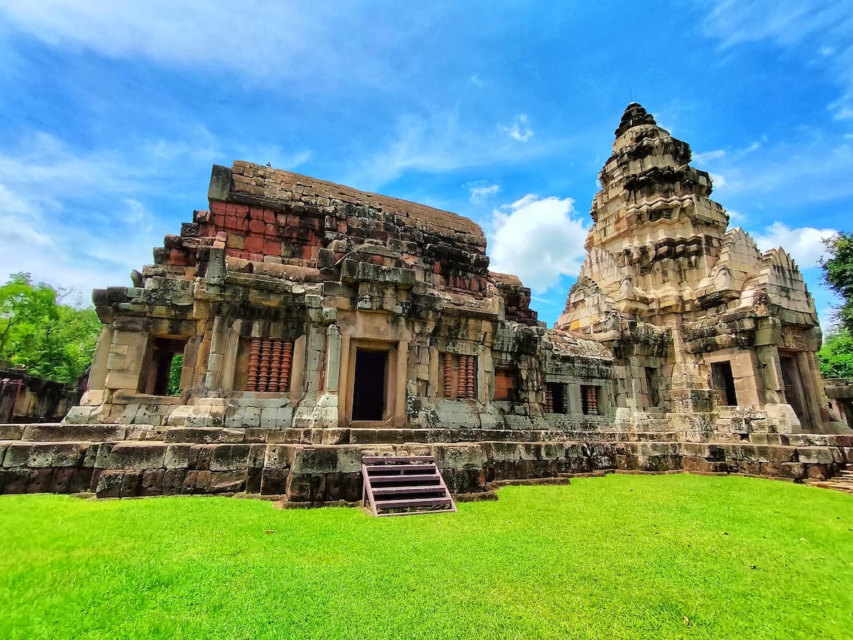 Prasat Phanom Wan : magnifique temple hindou du XIe siècle converti en sanctuaire khmer. Prix touriste : 100 THB