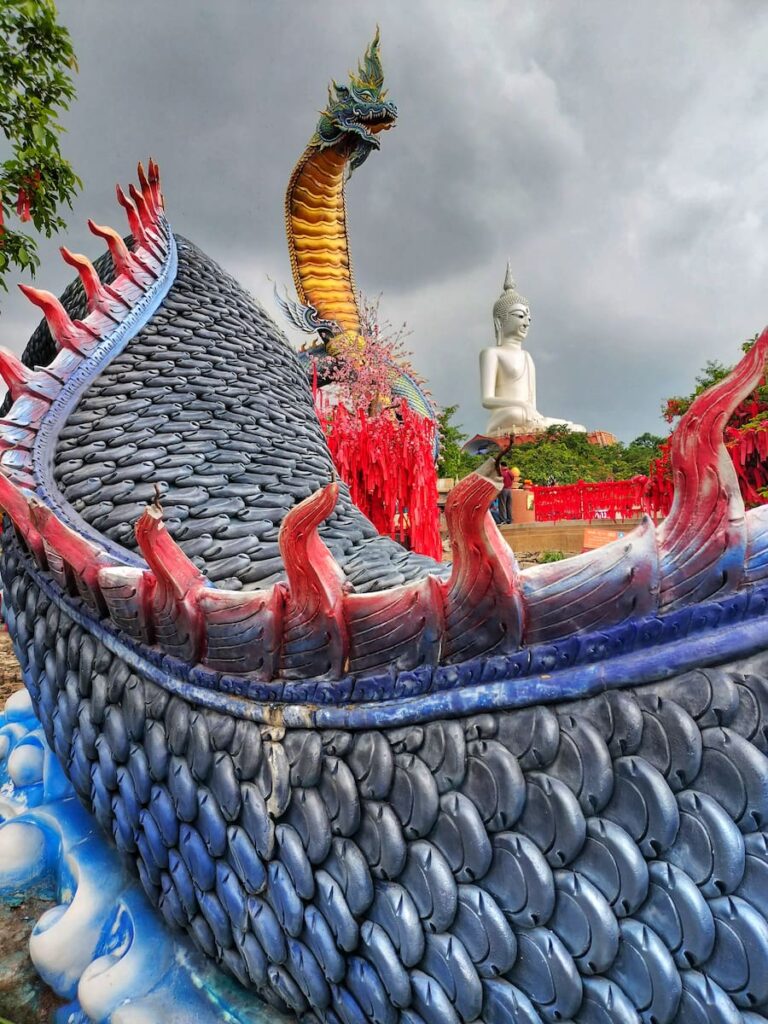 Wat Roi Phra Phuttabat Phu Manorom :  Bouddha assis de 84m surplombe la colline et offre une très belle vue panoramique sur le Mékong.