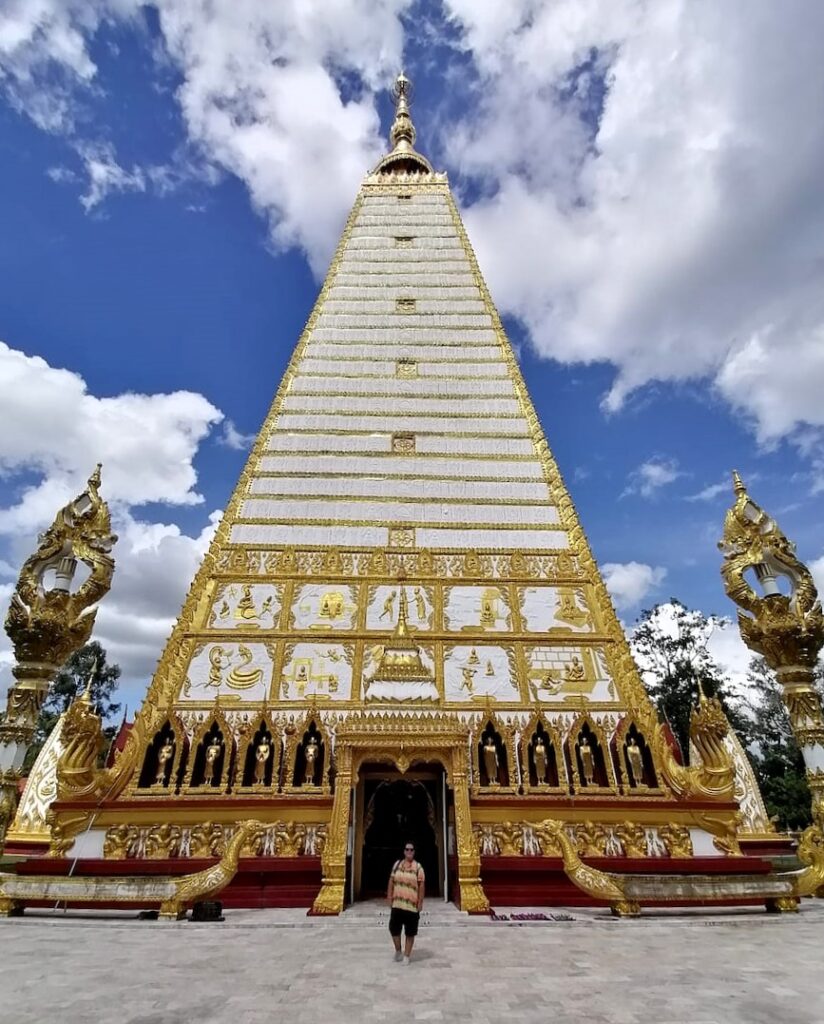 Wat Phra That Nong Bua : un vrai coup de coeur pour nous. Le chedi blanc et doré mesure 56m de haut, l’intérieur est impressionnant de dorures.