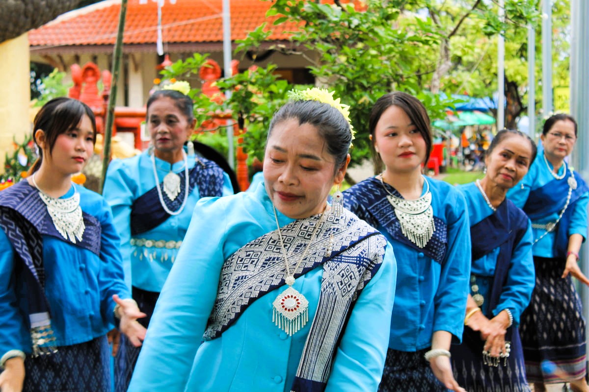 En route, on tombe sur une cérémonie en l’honneur du naga. Musiciens et danseuses s’en donne à cœur joie.