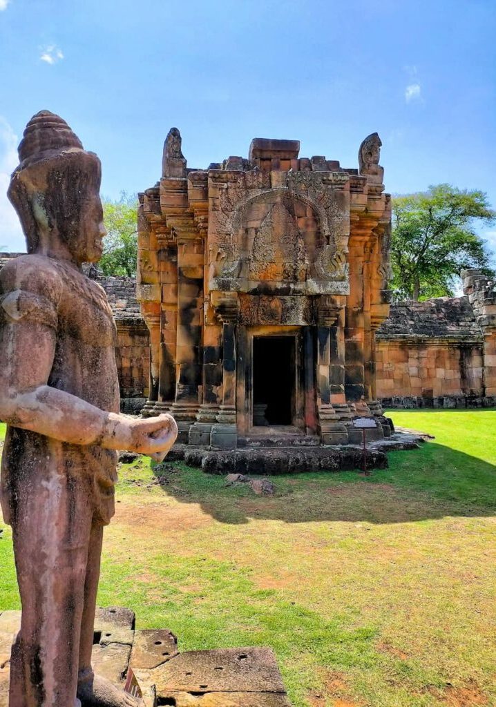 Prasat Phanom Rung : ce superbe parc archéologique dédié à Shiva, date du Xe-XIIIe siècle et est construit sur le versant d’un volcan éteint. Un pont suspendu permet d’accéder au cratère Kradong Volcano.