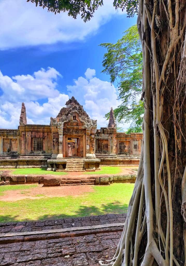 Prasat Muang Tam : temple khmer remarquable construit au Xe siècle, dédié au dieu hindou Shiva. On y trouve 5 prasat (tours) et 4 bassins, et nombreux bas-reliefs.