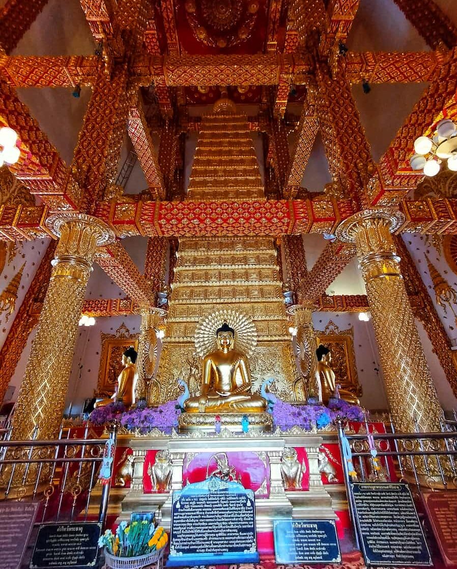 Wat Phra That Nong Bua : construit en 1956 pour le 2500e anniversaire du Bouddhisme, ce temple est un lieu de pèlerinage pour les thaïs.