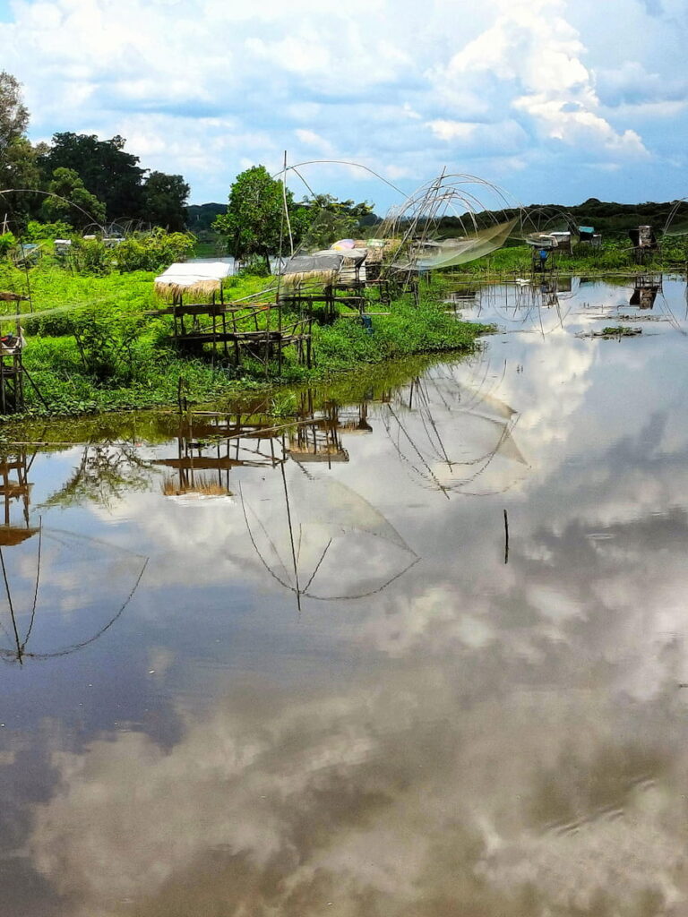 Partout en Issan, dans le moindre trou d'eau ou marre, les habitants pêchent au filet traditionnel.