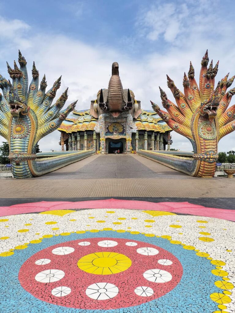 Et plus loin, en retournant sur Korat, le Wat Ban Rai, le temple éléphant, un bijou.